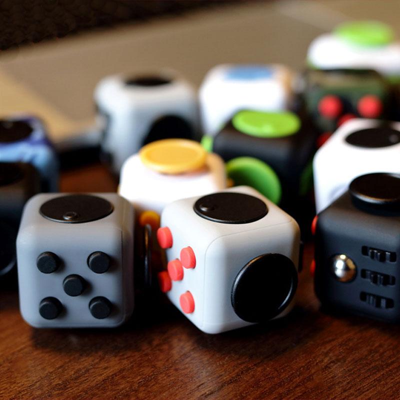 Fidget Cube Stress Angst Druckentlastendes Spielzeug Ideal für Erwachsene und Kinder [Geschenkidee] [Entspannendes Spielzeug] [Stressabbau] [Weiches Material]