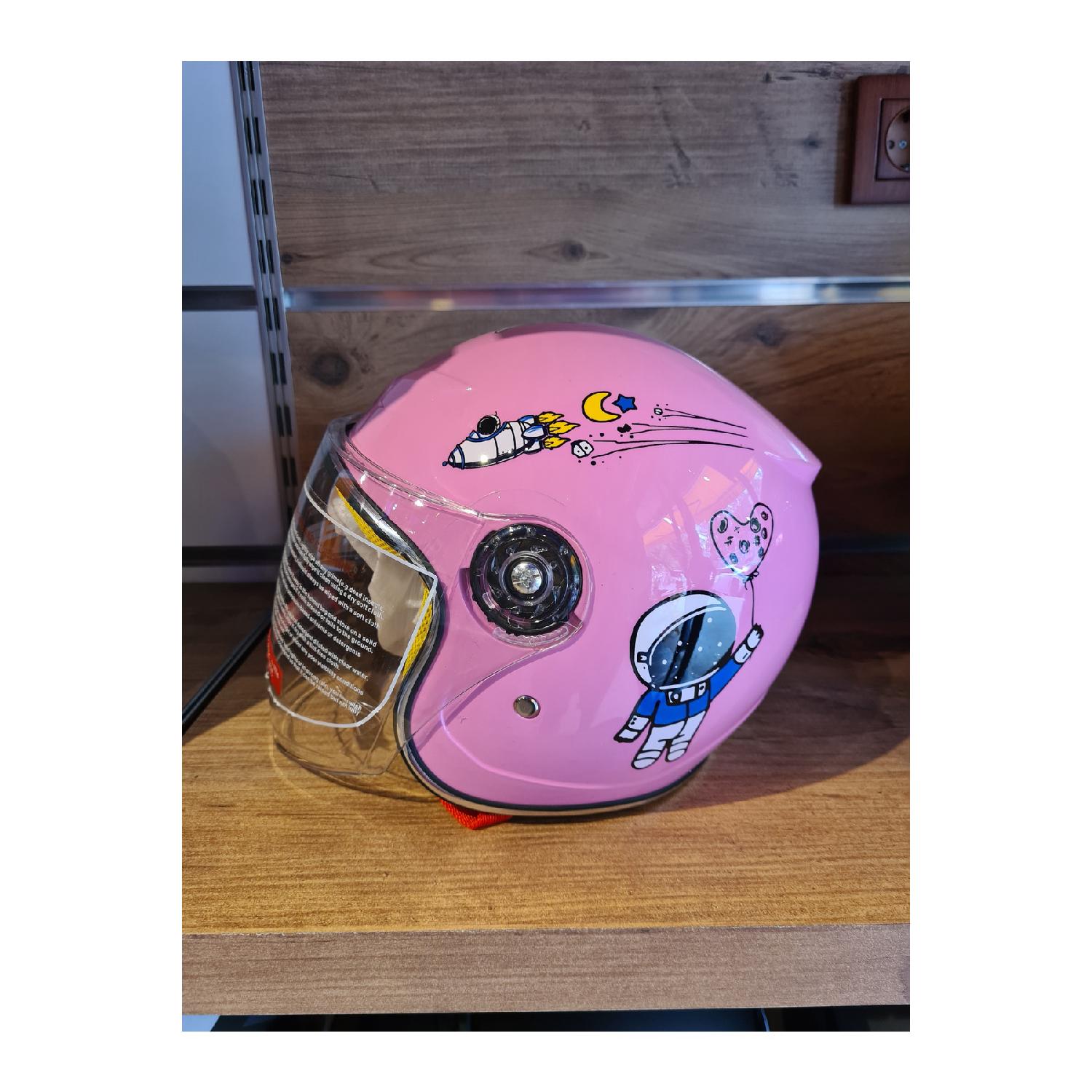 

Половина розового детского шлема