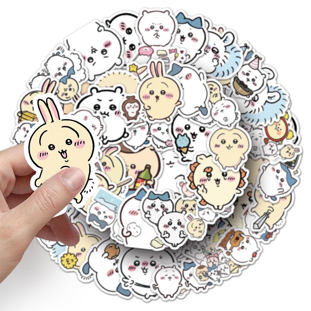 50 japanische Chiikawa Sticker - Niedliche wasserfeste Cartoon-Dekorationen für Handyhüllen, mit Jiikawa und Little Mochi Designs.