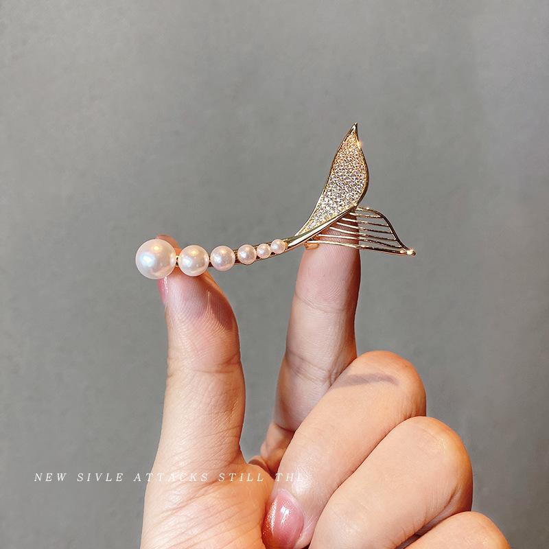 High-end and Cute Brooch for Women Fish Tail Pearl Japanese Style Trendy and Unique Brooch Collar Buckle To Prevent Exposure