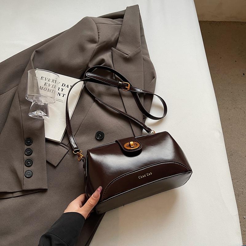 Small bag women's fashion retro new niche design shoulder messenger bag clip pillow bag