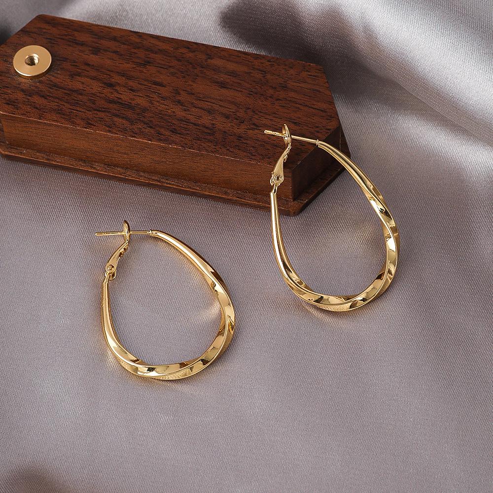 Exaggerated Heart-Shaped Hoop Earrings for Women - Minimalist and Versatile Ear Cuff Accessories