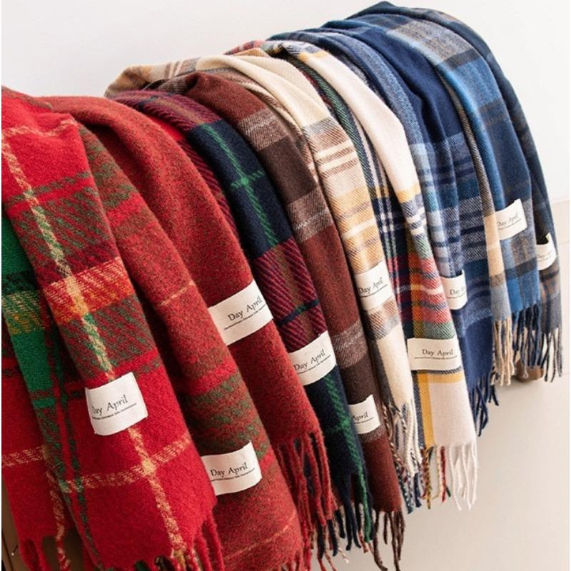 Red and Green Check Scarf for Women, Winter, High-end Feel, Warm, Versatile, with Flowing Tassels, Shawl-style.