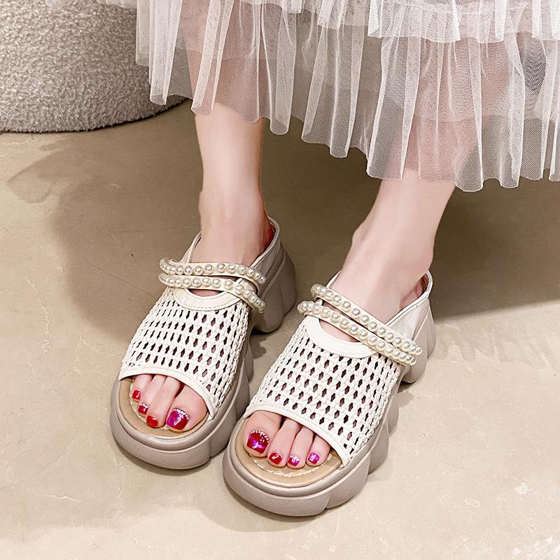 Thick Bottom Pearl Woven Super Fire Cool Slippers Women's Summer Wear Fashion 2025 New Seaside Beach One-word Drag