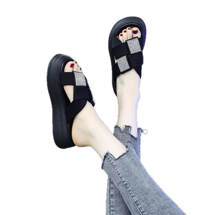 Cool tofflor med tjock sula dam 2025 sommar nya ytterkläder förhöjda mjukbottnade enords-tofflor muffin strandskor