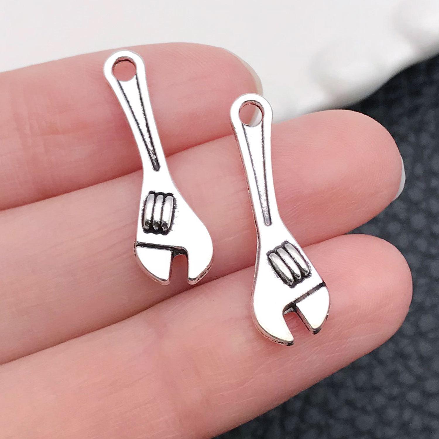 

Миниатюрная подвеска-инструмент: Отвертка, Гаечный ключ, Топор, Пила