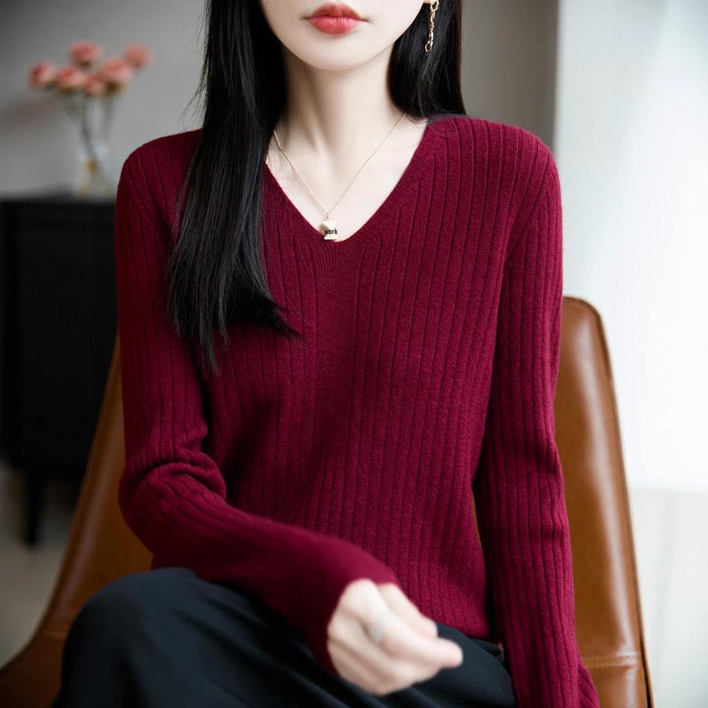 Temperamental Minimalist Women's V-neck Slimming Sweater - Soft, Casual, Skin-friendly Knitted Base for Autumn/Winter.