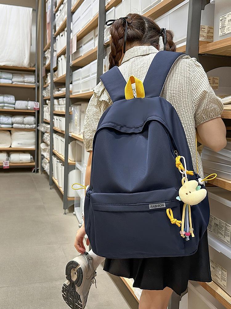 Zaino versatile in tinta unita: Leggero e Semplice per Studenti delle Scuole Medie e Superiori.