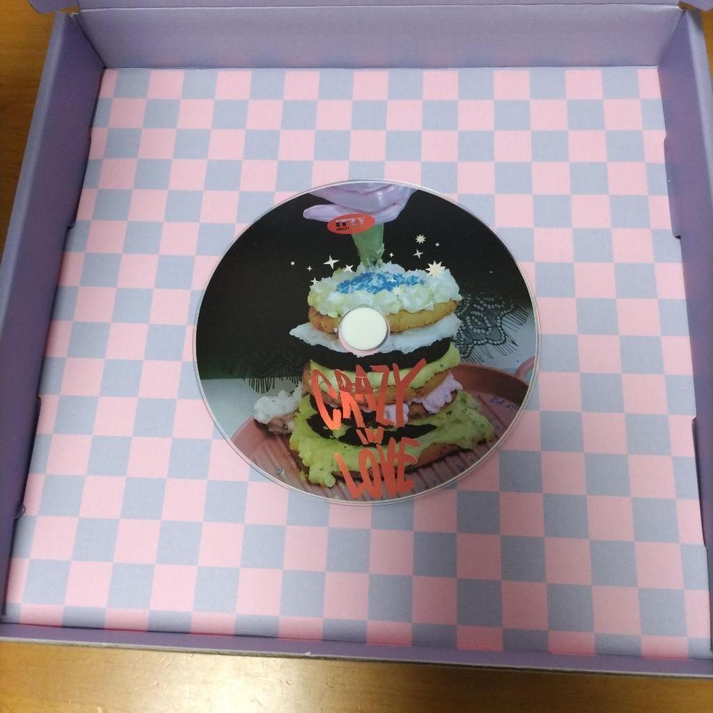 [USED] ITZY CRAZY IN LOVE CD Poster Photobook Sticker Card