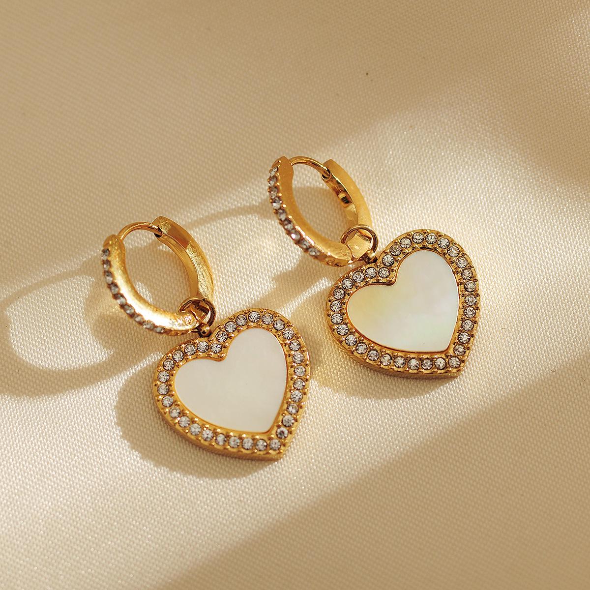 

Серьги-сердечки ко Дню матери: Нержавеющая сталь с покрытием из настоящего золота и высококлассным французским дизайном. белый/золотой