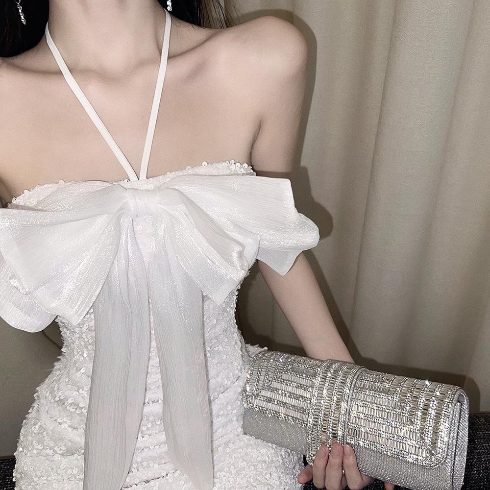 Večerní společenské šaty s motýlkem na zavěšení na krk