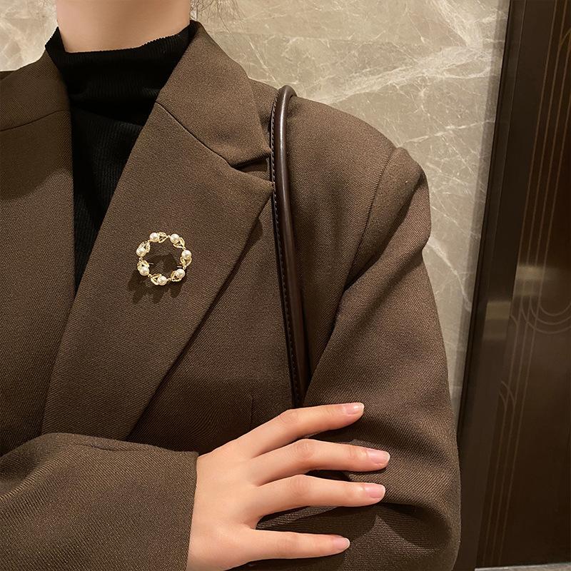 Pearl Circle High-end Brooch Female Cute Silk Scarf Buckle Anti-light Buckle Personalized Pin Fixed Clothes