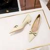 Scarpe singole da donna con tacco sottile, tacco medio, bocca bassa, a punta, in pelle verniciata con motivo pietra retrò con fibbia in metallo