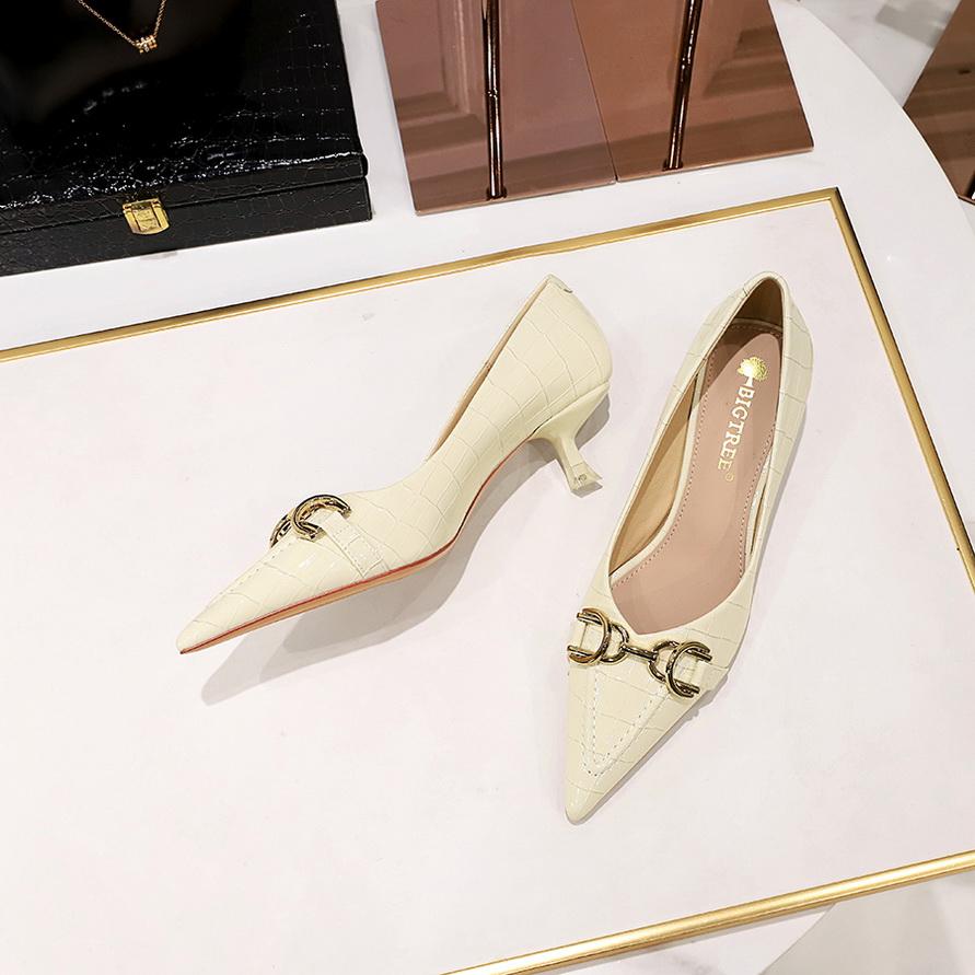 Scarpe singole da donna con tacco sottile, tacco medio, bocca bassa, a punta, in pelle verniciata con motivo pietra retrò con fibbia in metallo