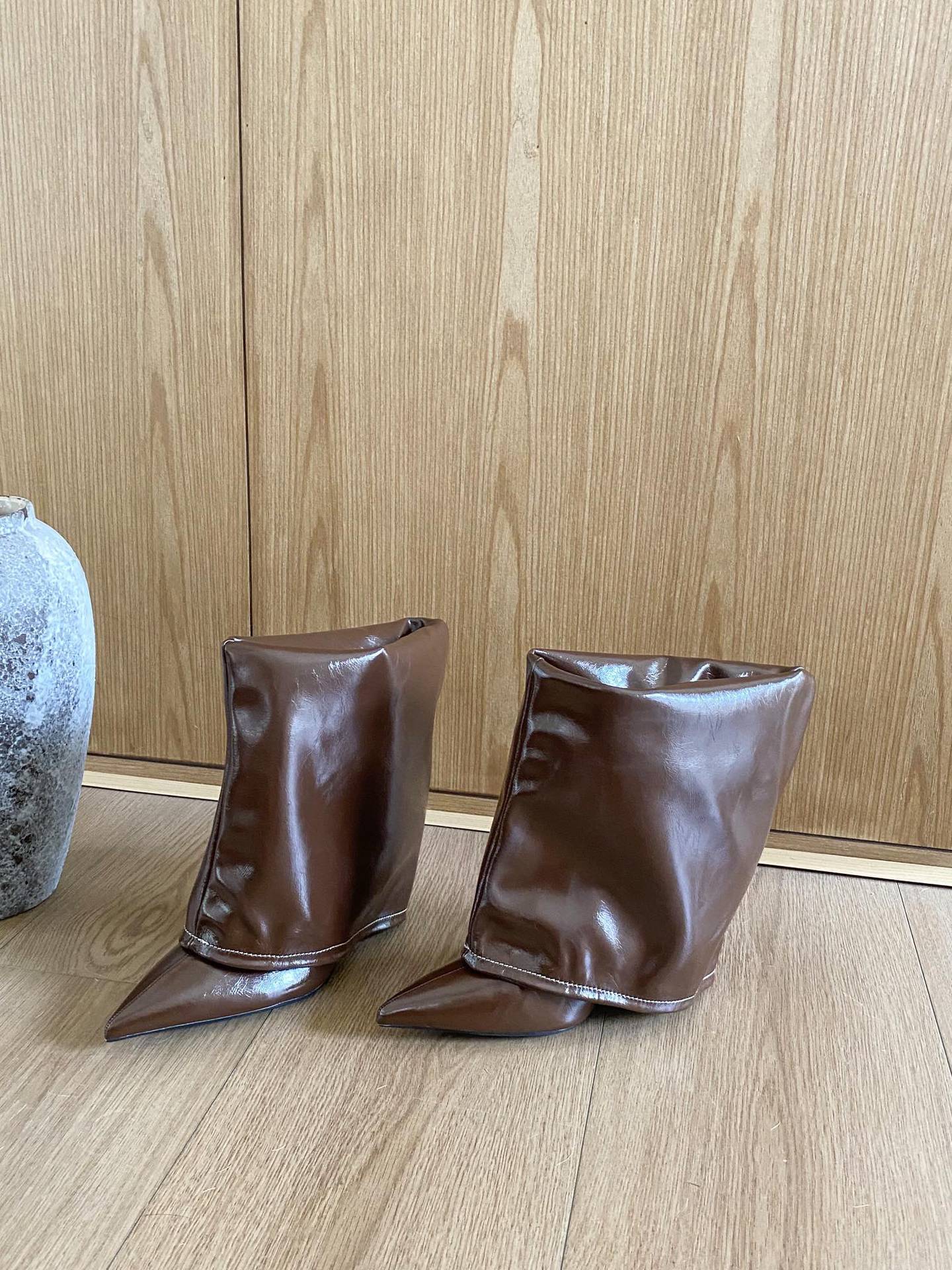 

2025 new autumn European and American style pointed head thin heel high heel two wear wide boots 39 темно-коричневого
