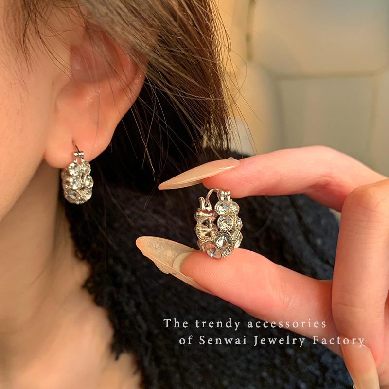 Korean version of retro flash diamond circle ear buckle women's high-end sense light luxury temperament earrings autumn and winter new earrings