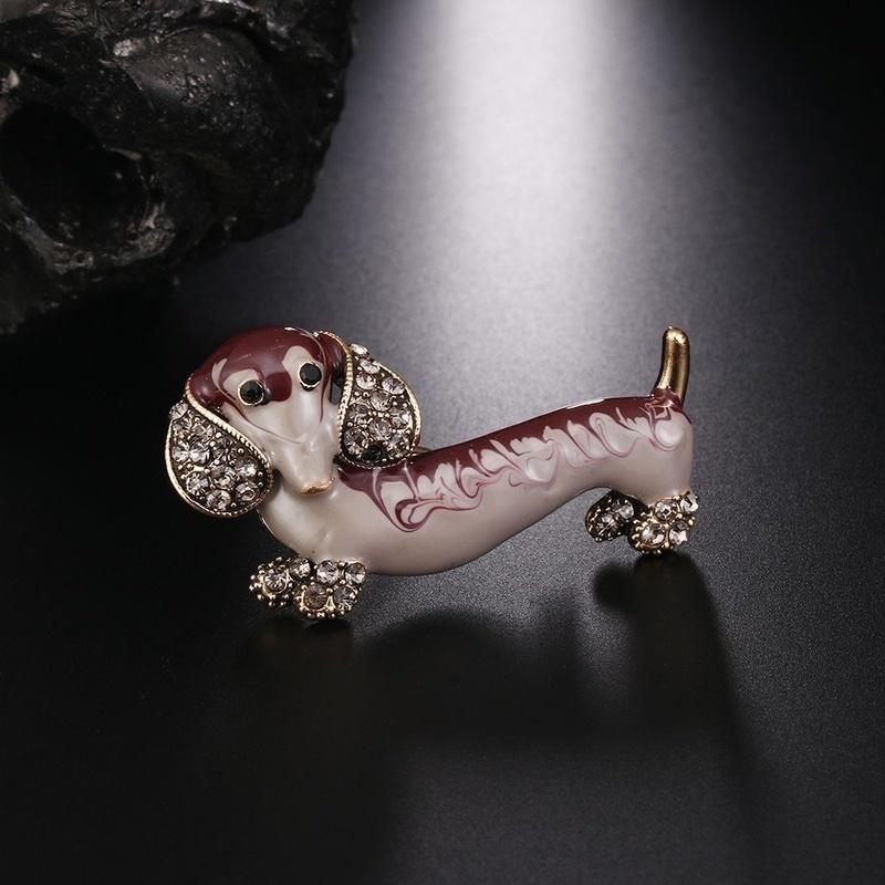 

Милые животные в форме деликатных подарков, брошь в виде собаки таксы, булавка на лацкан, модные украшения, популярные аксессуары красный