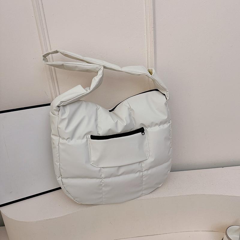 Geräumige gesteppte Hobo-Tasche mit farbenfroher Lotus-Stickerei Modische Umhängetasche für Damen Große Kapazität Tote für Reisen Tägliche Nutzung Weich gepolstert