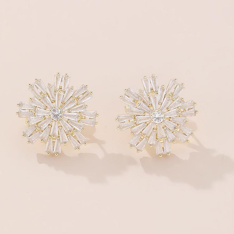 

Серьги-гвоздики «Снежинка»: Элегантный медный дизайн, универсальный зимний стиль, популярные европейские и американские женские украшения 14K серебряный