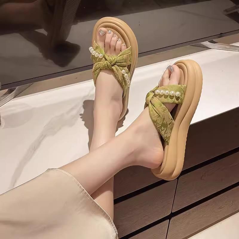 2025 new thick bottom stepping on shit feeling one-word sandals women summer wear Internet celebrity casual retro pearl national style slippers