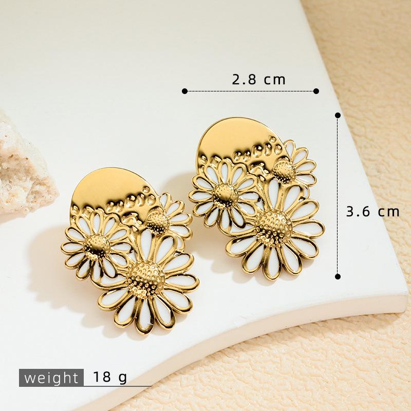 Retro Metal Daisy Flower Stud Earrings - Fashionable Banquet Accessories for Women