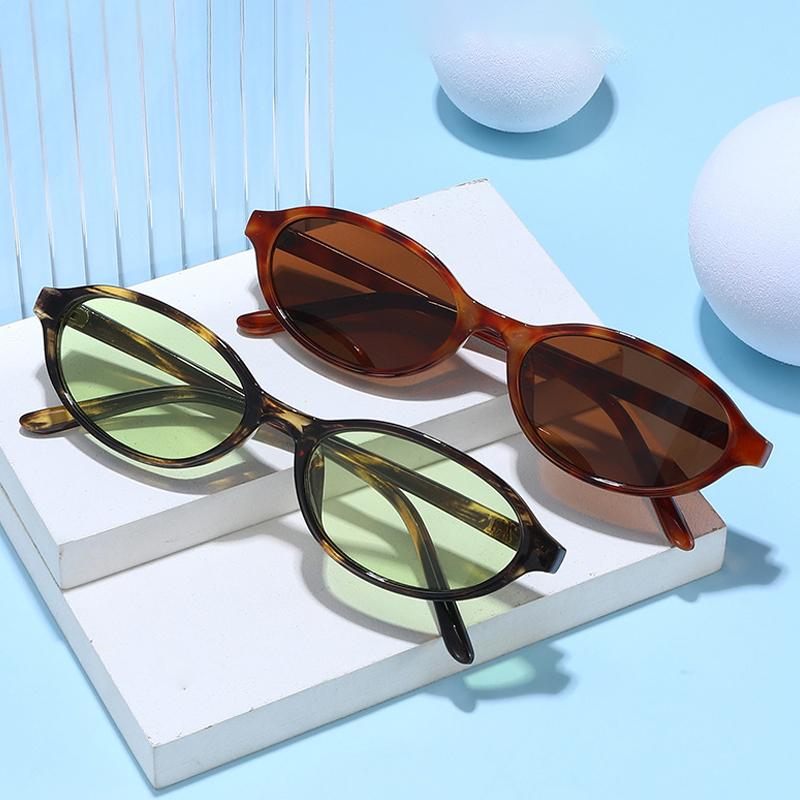  New Small Sunglasses Women Fashion Tea Shades UV400 Retro Rivets Men Punk Sun Glasses