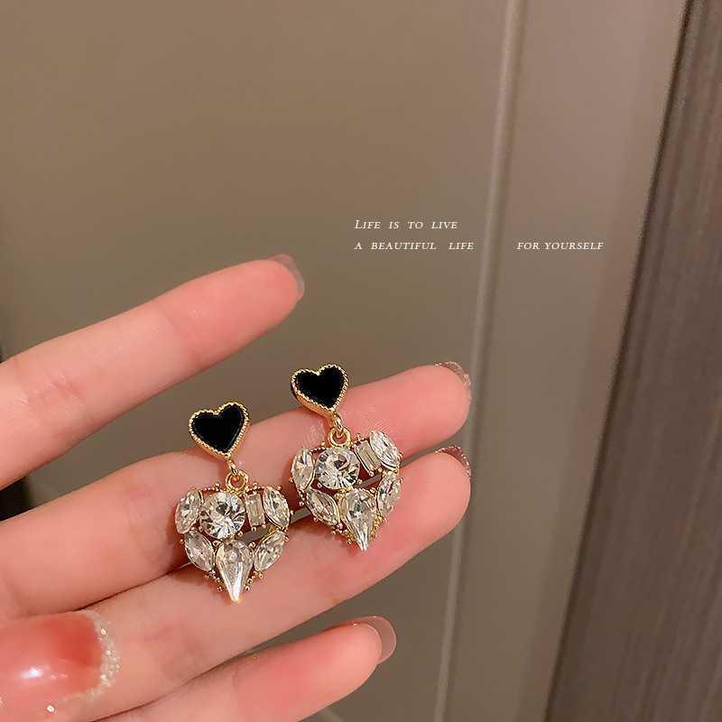 Boucles d'oreilles de luxe tendance 2024 accrocheuses pour femmes: Boucles d'oreilles à clous tendance et polyvalentes pour l'automne et l'hiver