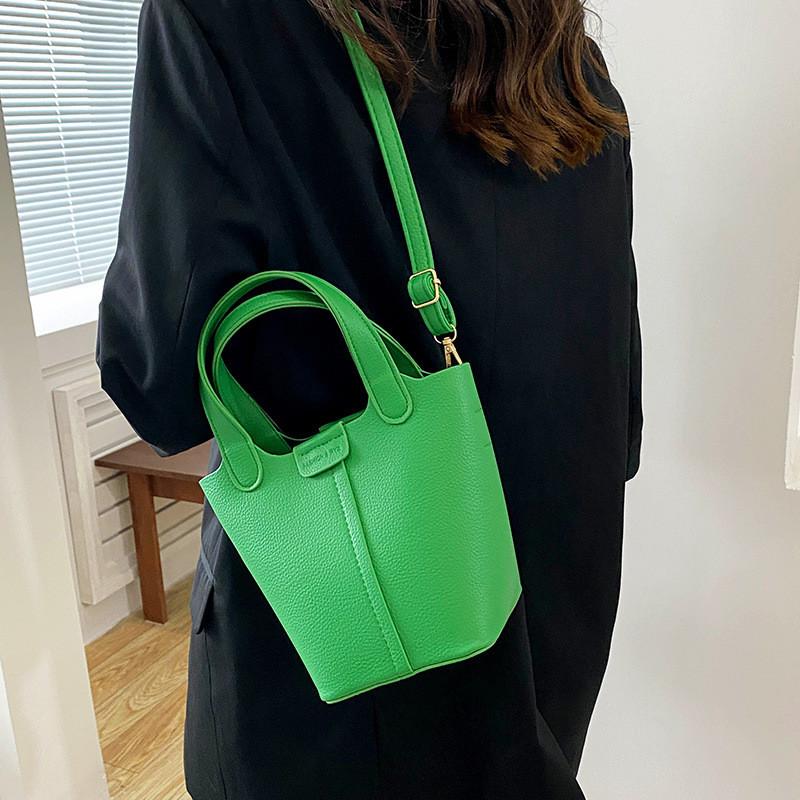 Stilvolle Koreanische Mode Damen Eimer Tasche In Schwarz Weiß Grün Und Rosa Farben Für Lässigen Alltagsgebrauch