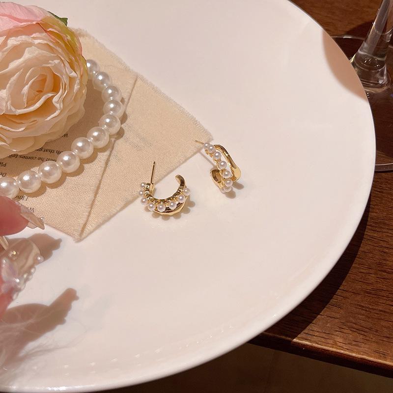 Luxuriöse Retro Perlen C-förmige Ohrringe für Damen - Unregelmäßiges Metalldesign, Promi-Stil