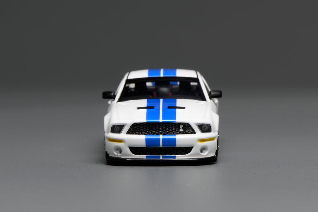 Freestyle MOTORHELIX Ford Mustang Shelby GT500 2007 White Blue Double Stripes Finished Model (FREESTYLE) 1/64 GL-1251005C