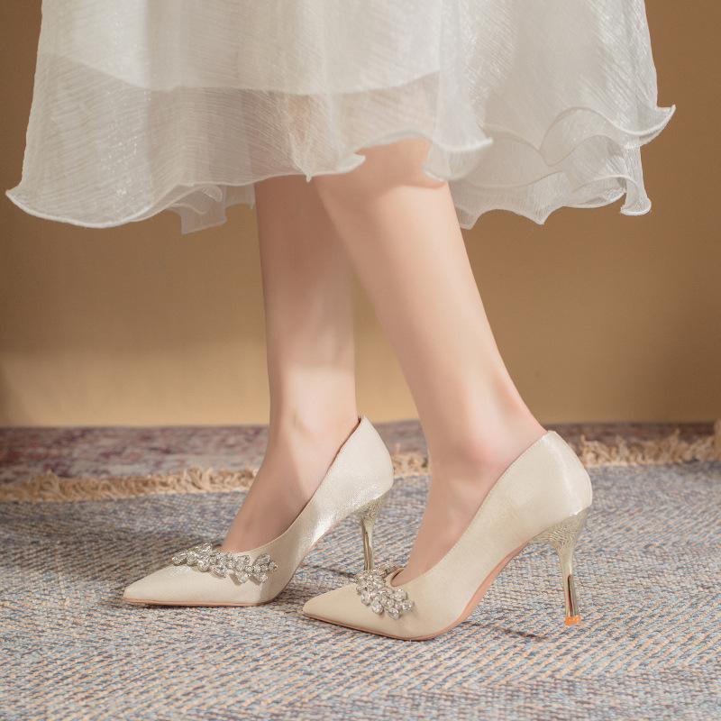Französische Strass Aprikosen Satin High Heels Damen Xiuhe Hochzeitskleid Brautschuhe Zwei Tragemöglichkeiten Leichter Mund Dünne Absätze Keine müden Füße Einzelne Schuhe