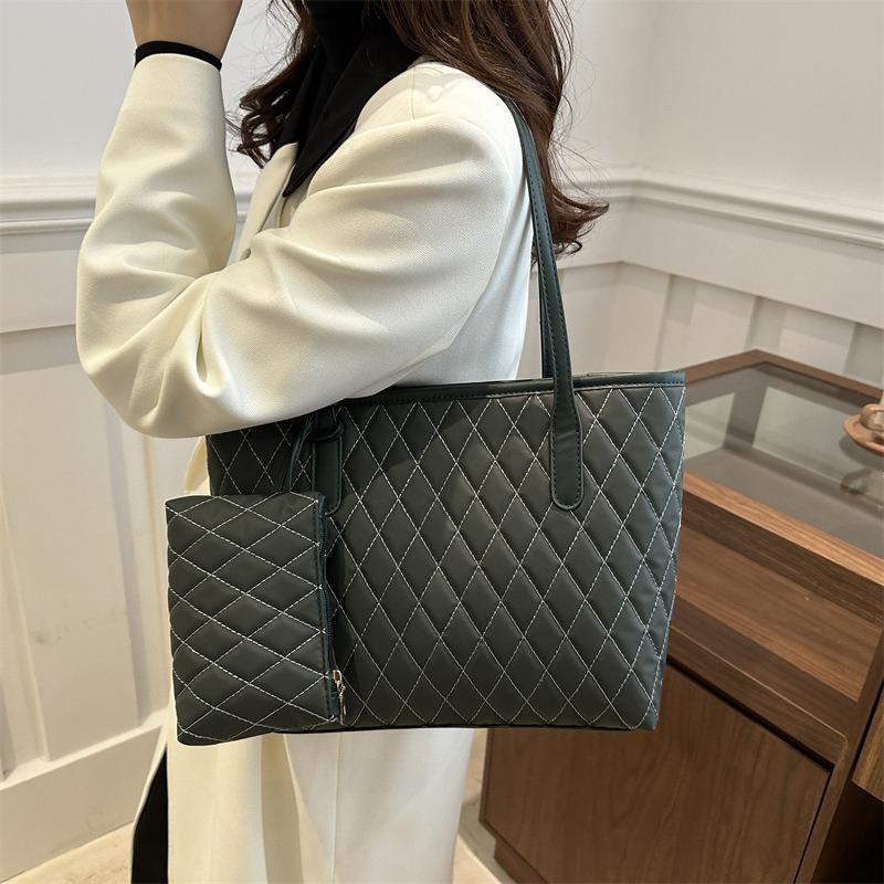 Fashion and Elegant Temperament Versatile New Large-capacity Tote Bag Simple Personality Solid Color Portable Shoulder Armpit Bag Women