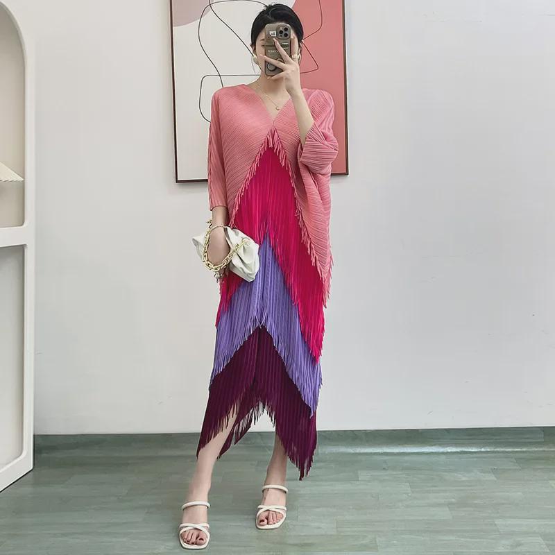 "Vestido Miyake Plissado Gradiente com Franjas - Moda Primavera 2025, Corte Slim"