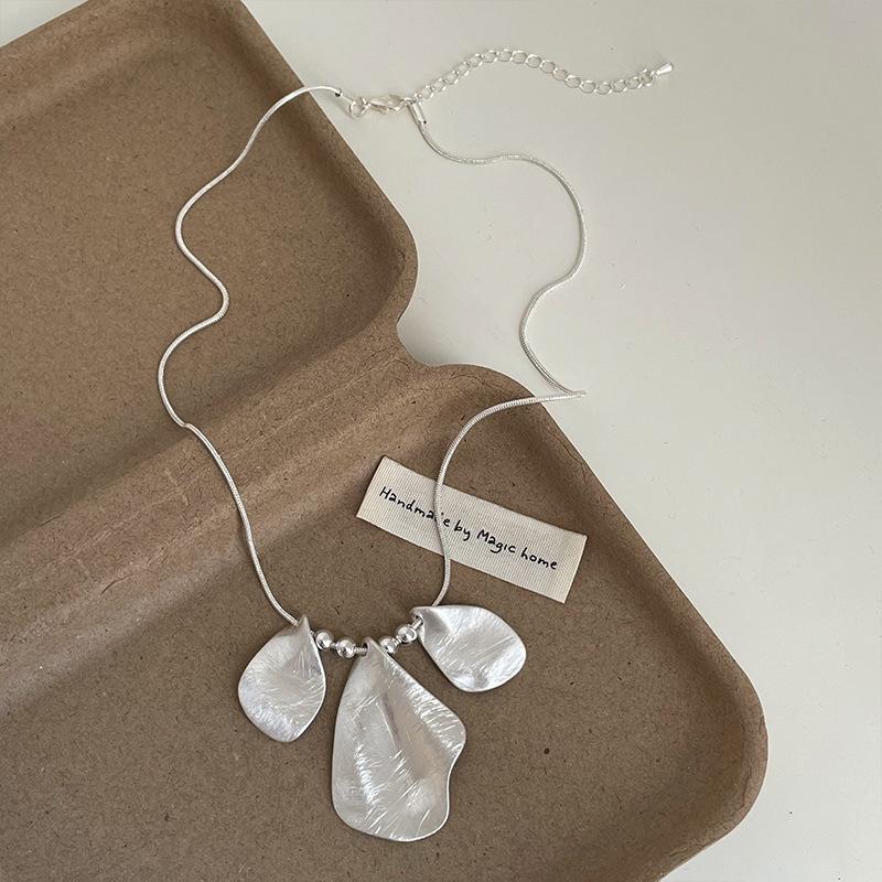 Brushed Metal Petal Fringed Necklace Female Niche Simple Personality Fashion Temperament Versatile Neck Chain Collarbone Chain