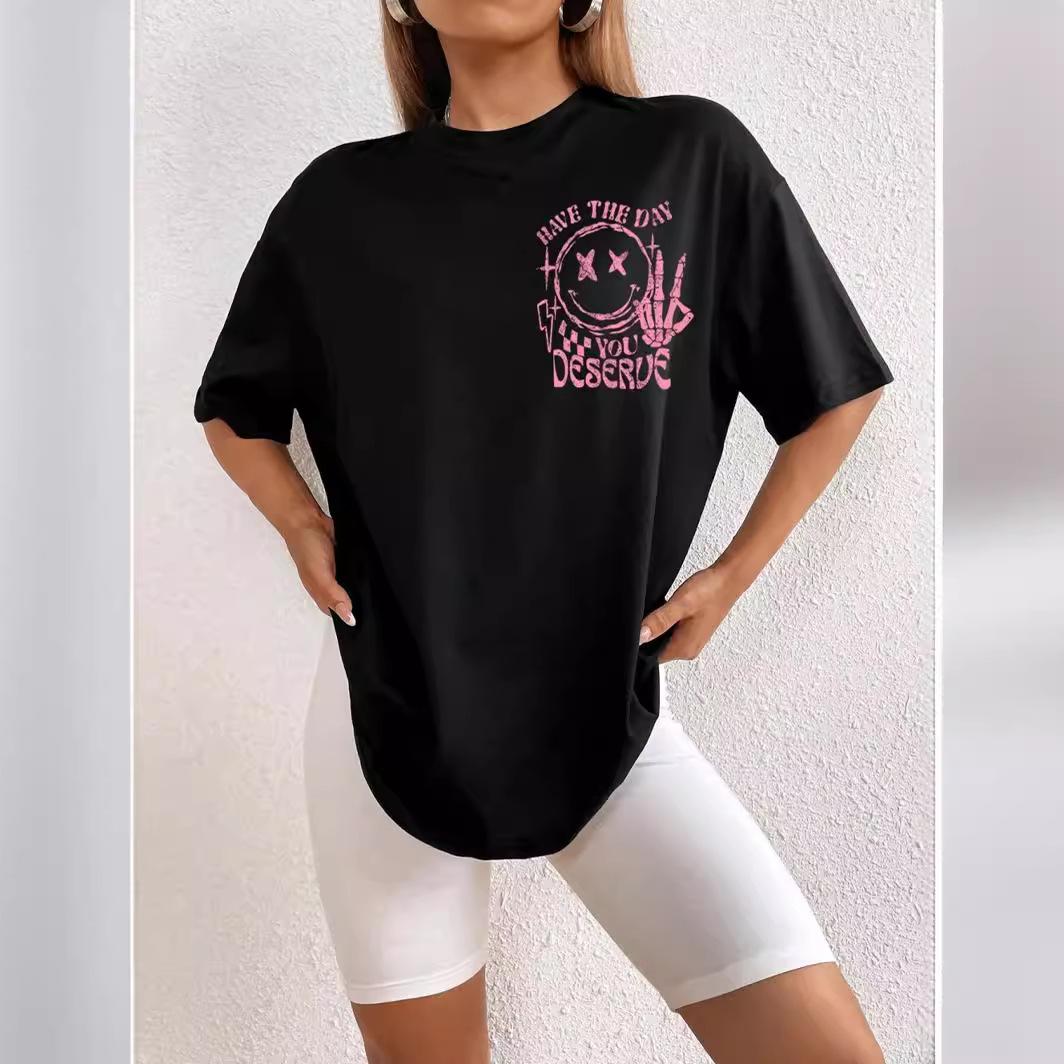 Простая женская футболка с принтом в виде букв — фото 3