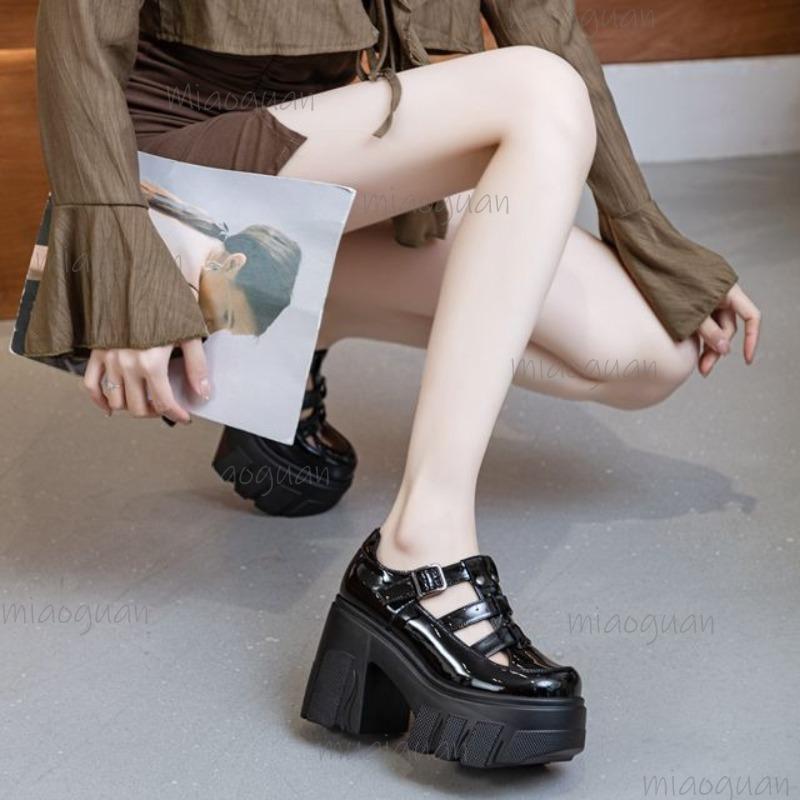 Fashion 2025 New Roman Style Hollow Sandals Thick High Heel Round Toe Platform Sandals Leather Buckle Strap Women Street Style Pumps