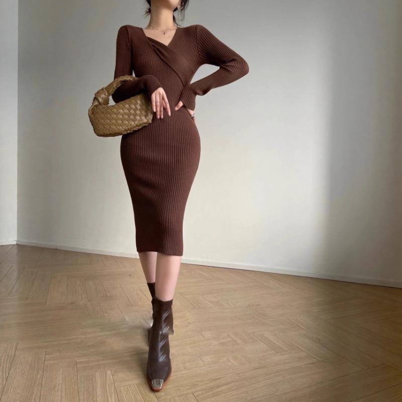 [] Retro and thin waist design sense Autumn and winter versatile V-neck knitted hip-wrapped inner dress