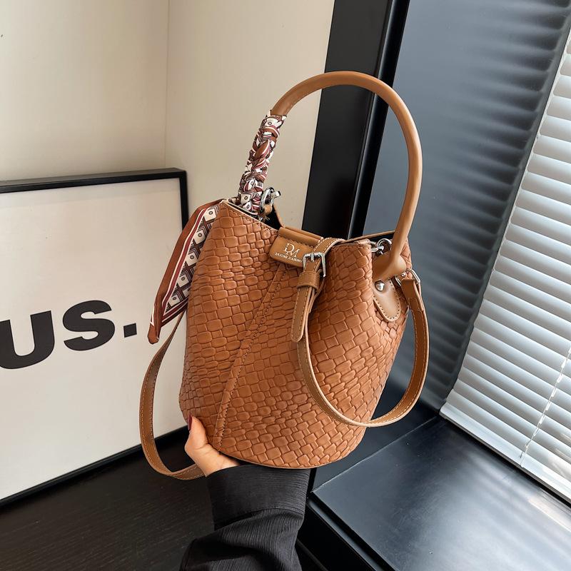 2026 New Commuter Retro Bag for Women, Fashiable Versatile Handbag, Single Shoulder Woven Bucket Bag, Niche Style