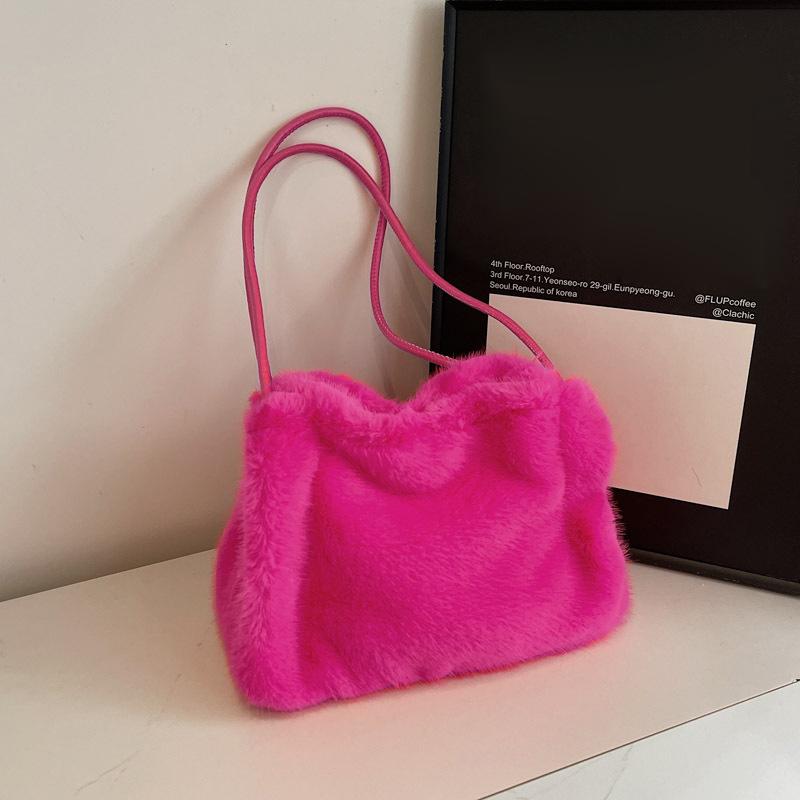 New Plush Bucket Bag for Autumn and Winter, Women's High-end Texture Niche Design Commuter Handbag