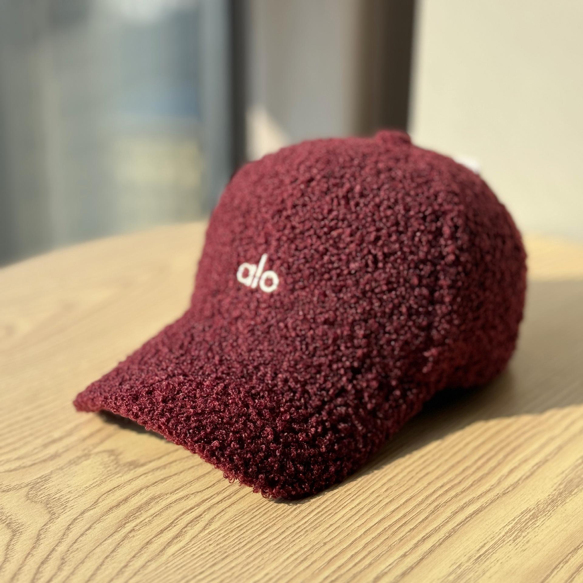 

New Lamb Wool Plush Hat for Women, Autumn and Winter, Face-Slimming Baseball Cap, Large Head Circumference, Warm, Embroidered, Thickened Duckbill Cap Adult54-60Adjustable вина червоного кольору