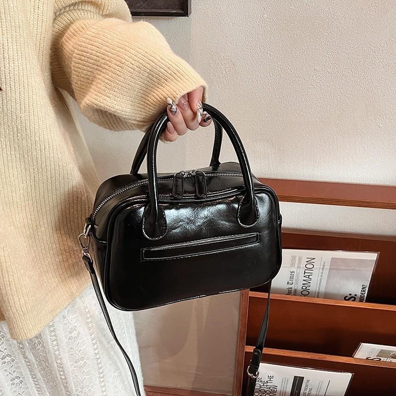 IELGY Retro Large Capacity Autumn Winter Niche Design Shoulder Messenger Bag Portable Commuter Bag