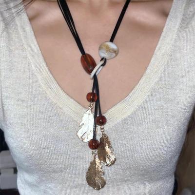 Colgante de hoja de resina, collar con flecos, temperamento étnico retro, cadena para suéter, personalidad nicho, joyería de alta gama, mujeres