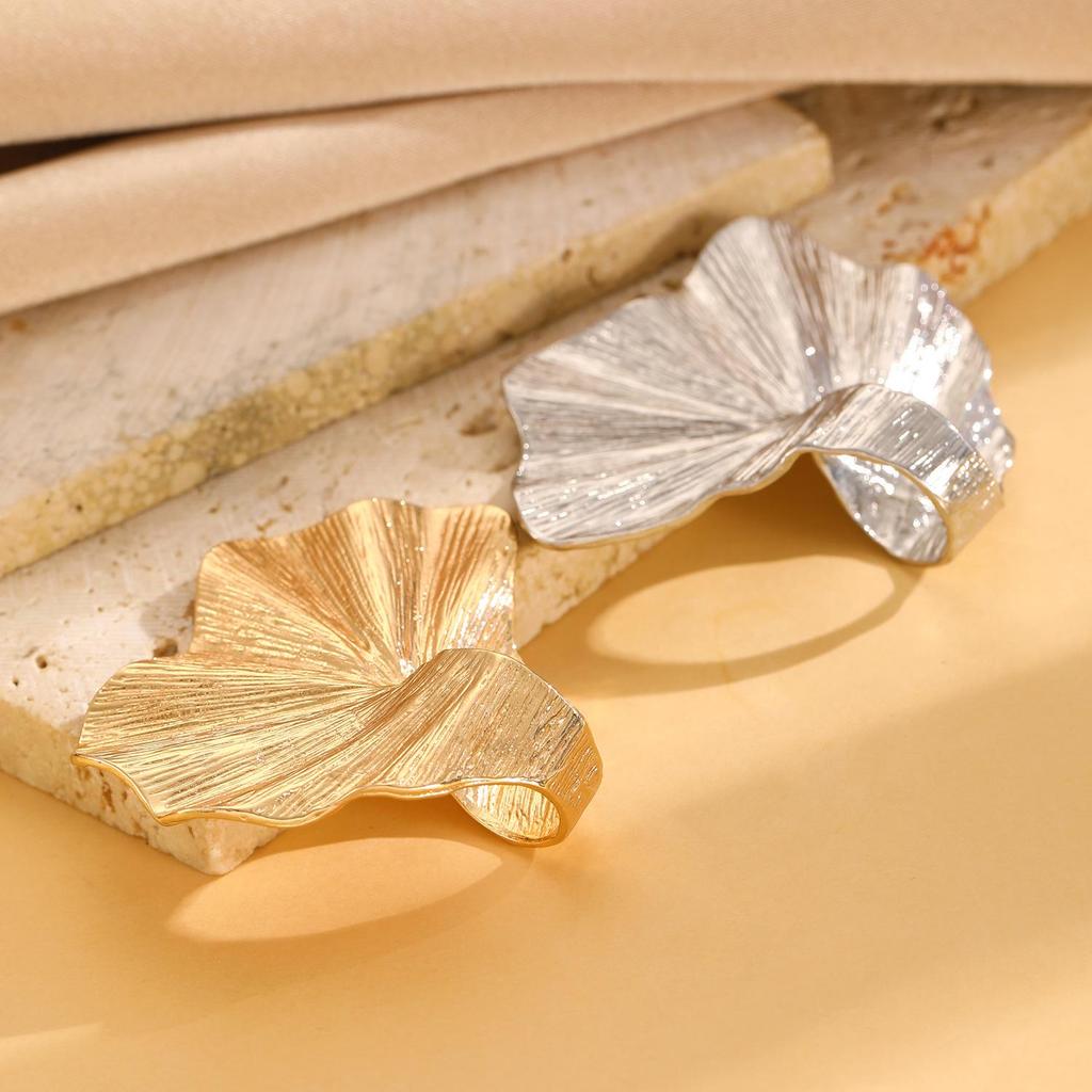 European & American Ginkgo Leaf Design Knuckle Ring: Irregular Pleated Alloy with Sweet, Cool Personality.