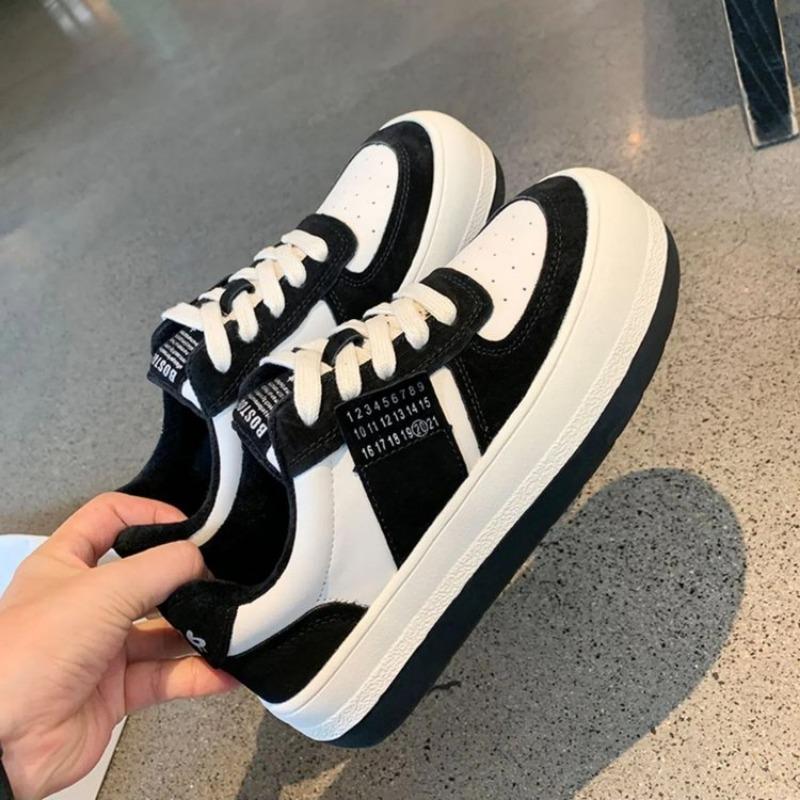 Fashion Sneakers Women Trends 2024 Black Casual Board Shoe Hong Kong Style Niche Thick Soled Small White Big Toe Bread Shoes