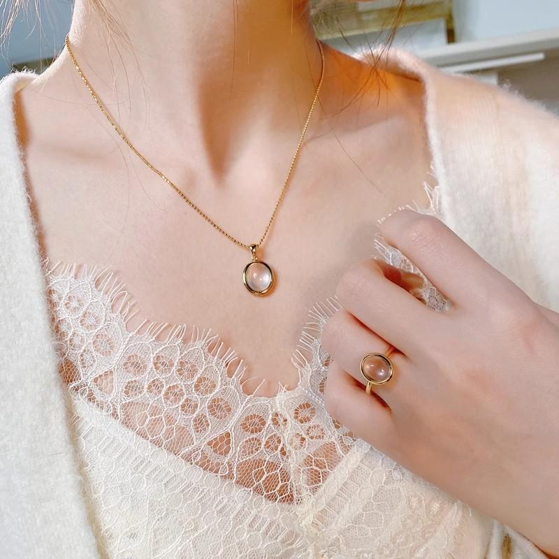 Huitan Fresh Imitation Moonstone Pendant Necklace for Women Gold Color Luxury Wedding Engagement Trendy Accessories Jewelry GiftGood product