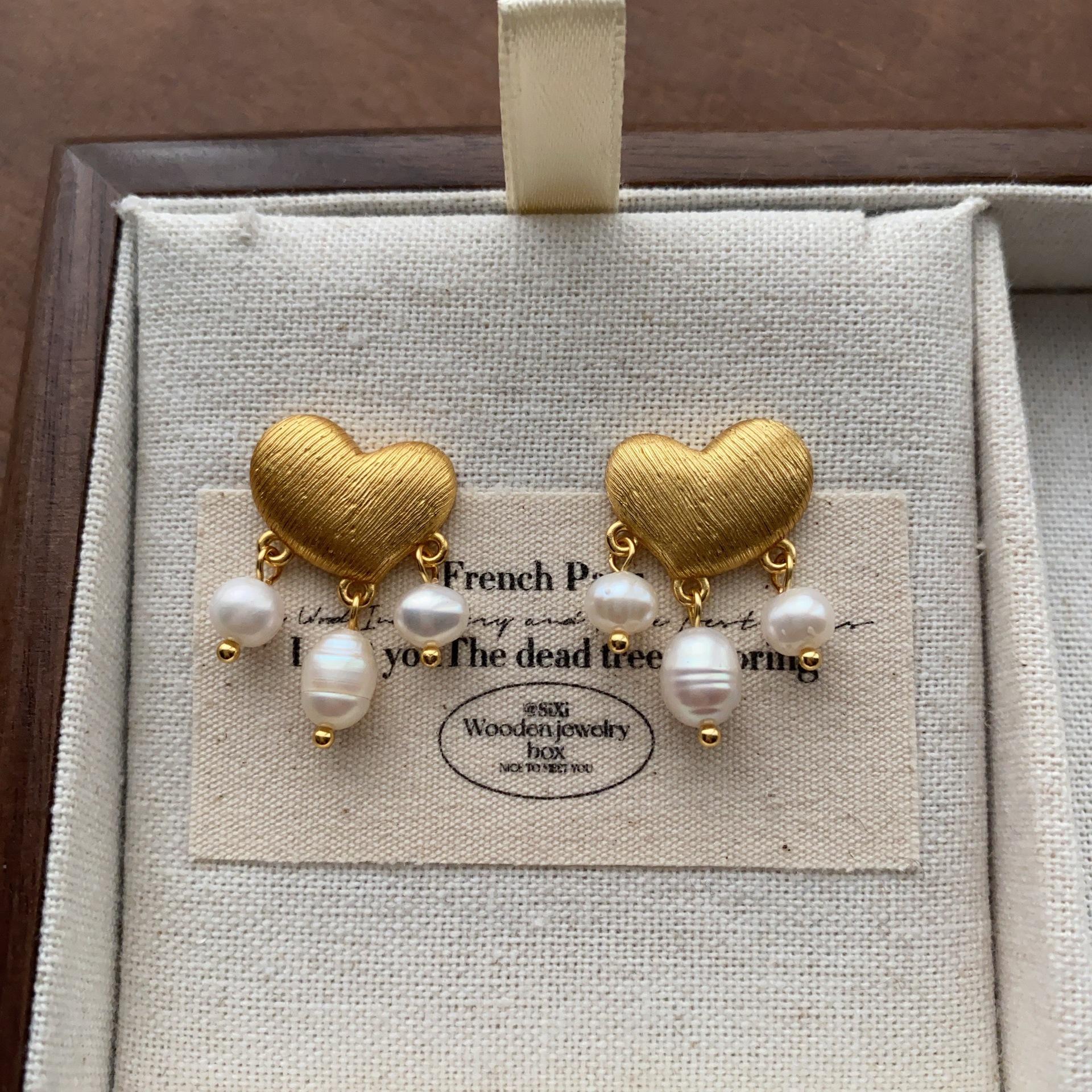 Three-dimensional heart-shaped natural pearl fringed stud earrings, simple romantic gentle retro earrings