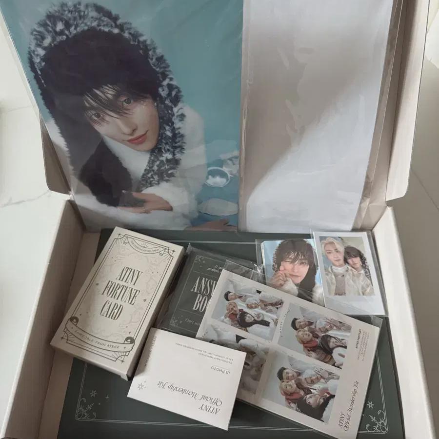 Wir verkaufen 4 vollständige Ateez Fanclub-Kits.