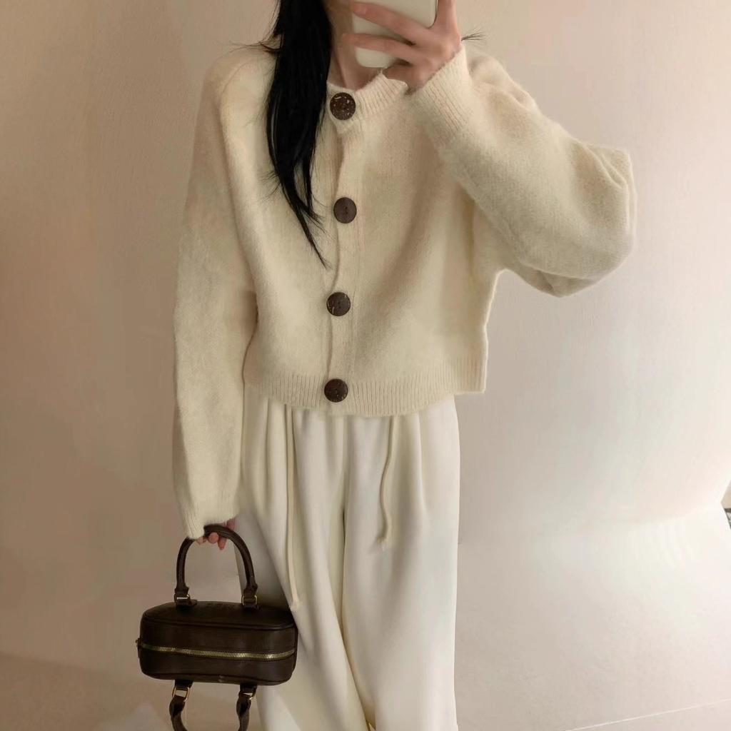 A New Autumn Loose and Versatile Cardigan with Large Buttons, Featuring A Laid-back and Soft Light Coat for Women
