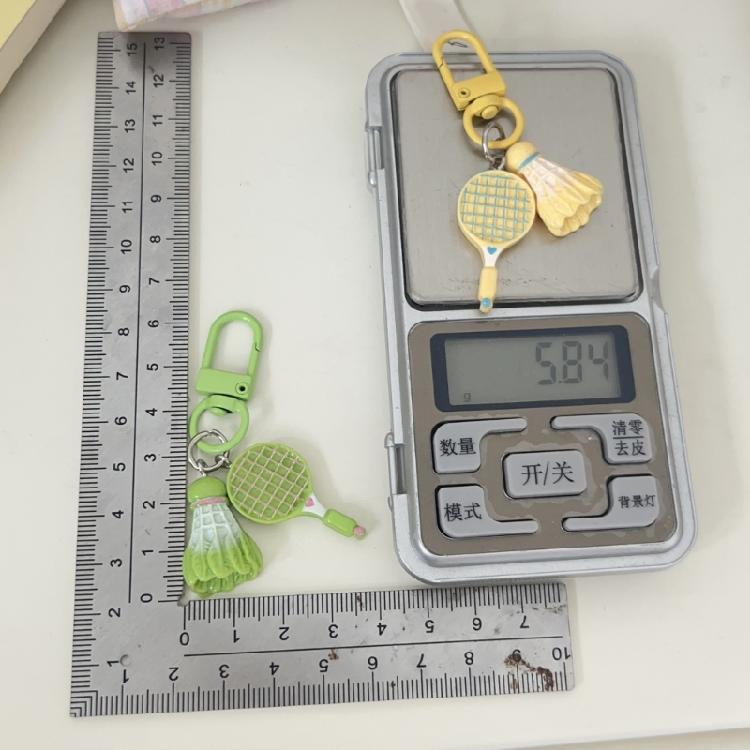 Spielerisches schlägerförmiges Schlüsselanhänger-Anhänger-Harz-Kunststoff-Charm Multifunktionales Zubehör Inspirierendes Geschenk für Sportliebhaber