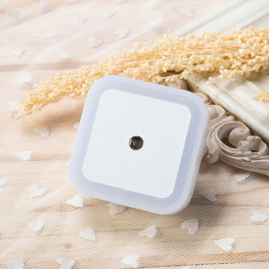 Das kleine LED-Plug-in-Nachtlicht mit intelligentem Sensor eignet sich für die Heimdekorationslampe für Kinder und Erwachsene im Schlafzimmer